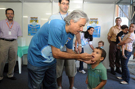 O presidente Paulo Gadelha e a primeira gotinha do dia.